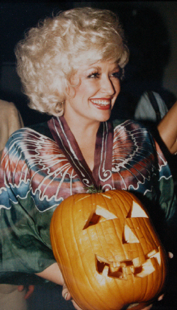 Illustration for article titled Dolly Parton Wishes You a Happy Halloween